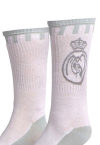 Calzini bianchi con accenti grigio chiaro, caratterizzati da un design a coste testurizzato e un logo stampato di una corona e le iniziali sul lato.