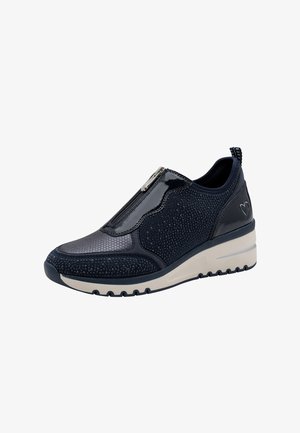 Marineblaue Slip-On-Sneaker mit Frontreißverschluss, strukturierten und glänzenden Paneelen, Zuglasche, kleinem Herzdetail und weißer Sohle mit schwarzem Profil.
