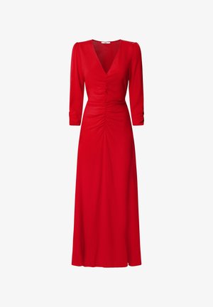 Czerwona sukienka z dekoltem w kształcie litery V, rękawami 3/4 oraz marszczonymi detalami w pasie i na plecach. Tkanina wydaje się gładka i lekka.