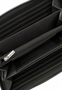 Interno di un portafoglio in pelle nera con molteplici scomparti per carte, una tasca con cerniera e un rivestimento in tessuto liscio.