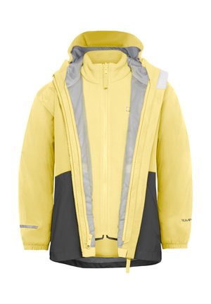 Giacca impermeabile gialla con dettagli grigi. Presenta una chiusura frontale con zip, cappuccio staccabile e dettagli riflettenti. Design bicolore con rivestimento interno morbido.