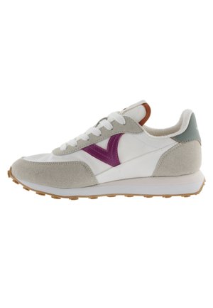 Zapatillas de ante blancas y grises con un acento púrpura, puntera redonda, diseño de cordones y una suela de goma texturizada para mayor agarre.