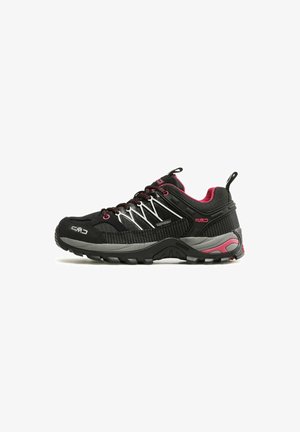 Chaussure de randonnée basse noire et rose avec semelle robuste, languettes de tirage sur la languette et le talon, et motif de lacets en zigzag blanc sur le côté.