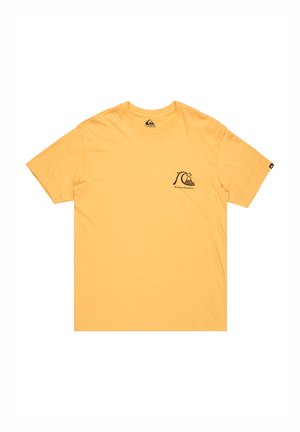 Gul bomulds T-shirt med korte ærmer, rund hals og sort logo detaljeret på venstre brystområde. Glat tekstur og afslappet pasform.