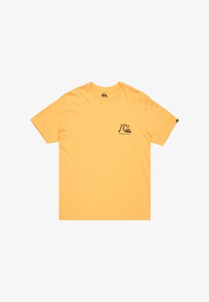 Żółta bawełniana koszulka z krótkim rękawem, okrągłym dekoltem i czarnym logo na lewej piersi. Gładka tekstura i luźny krój.