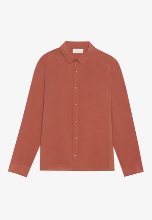 Košulja dugih rukava u boji hrđe s kragnom, kopčanjem na gumbi i ravnim manžetama. Glatka tekstura i čiste linije; bez uzoraka ili ukrasa.