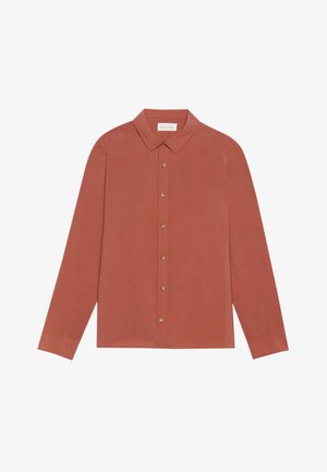 Košulja dugih rukava u boji hrđe s kragnom, kopčanjem na gumbi i ravnim manžetama. Glatka tekstura i čiste linije; bez uzoraka ili ukrasa.