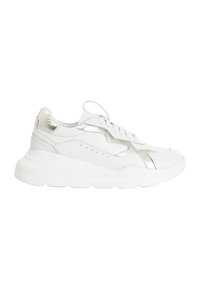Sneaker bianca con accenti argentati, tomaia in pelle liscia, punta rotonda, suola bianca spessa e cuciture decorative lungo i lati.