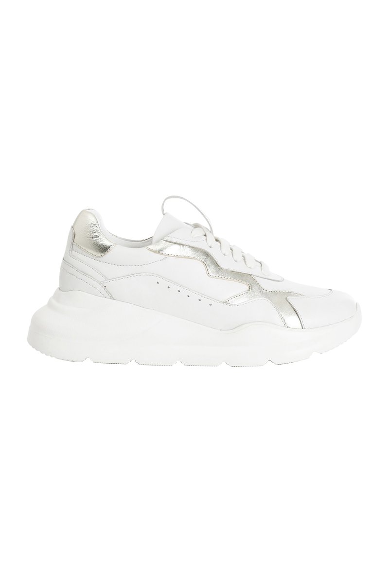 Sneaker bianca con accenti argentati, tomaia in pelle liscia, punta rotonda, suola bianca spessa e cuciture decorative lungo i lati.
