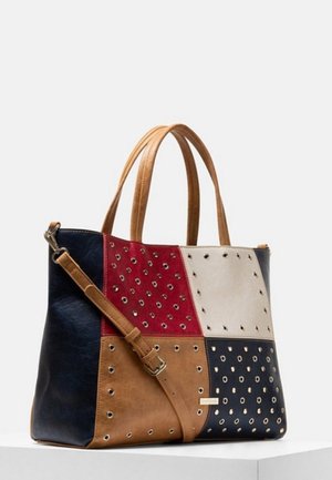 Torba typu tote z wzorem patchwork w granatowej, czerwonej, białej i brązowej skórze, wyposażona w metalowe oczka oraz rączki i regulowany pasek na ramię z jasnobrązowej skóry.
