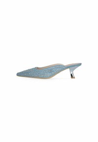 Šviesiai mėlyna slingback aukštakulnė su smailiu pirštu, puošta cirkoniais. Turi stilingą metalinį kulną ir minkštą audinio tekstūrą.