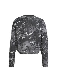 Sudadera recortada en un patrón de camuflaje negro y gris, con mangas largas, cuello redondo y un acabado de tela suave y texturizada.