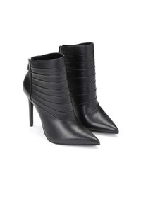 Botas de cuero negro hasta el tobillo con punteras puntiagudas, altos tacones de aguja y un diseño de paneles cosidos horizontalmente alrededor del tobillo.
