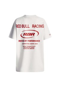 Camiseta de algodón blanca con texto rojo. En el frente incluye los logos "RED BULL RACING" y "RBR"; "IMPULSADO POR EL RENDIMIENTO" y detalles de la dirección en la parte inferior.
