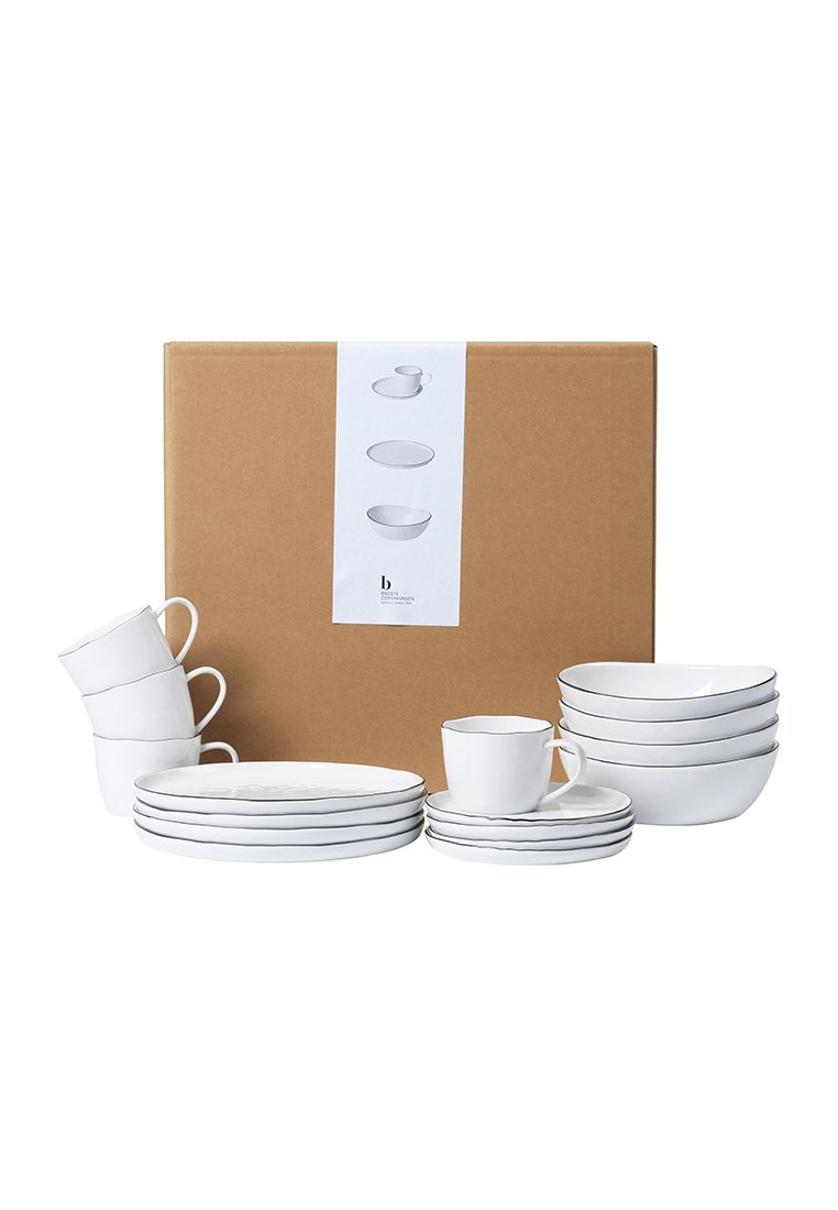 Weißes Keramikgeschirr-Set mit Tassen, Tellern und Schüsseln, versehen mit einem dezenten grauen Rand, verpackt in einem braunen Karton.
