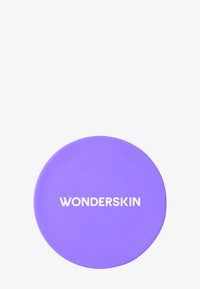 Compatto rotondo viola con una texture liscia e logo bianco "WONDERSKIN" in rilievo sulla superficie superiore.