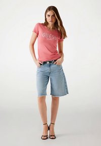 Guess LOGO STRASS - Tricou cu imprimeu - rose