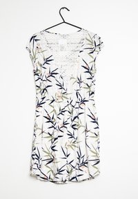 Bílé šaty s námořnickými a zelenými květinovými vzory, krátké rukávy, hluboký výstřih ve tvaru V a krajkovými detaily na zádech. Zúžený pas pro lepší přizpůsobení.