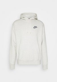 Ljusgrå hoodie i mjukt tyg, med en framficka av typen känguru, justerbar huva med dragsko och en liten svart Nike-logotyp på bröstet.