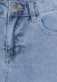 Ljust blå denimjeans med en smidig yta, med en knapp vid midjan, en framficka och subtila sömnadsdetaljer.