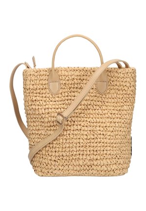 Beige geweven tas met twee korte hengsels en een verstelbare schouderriem tegen een witte achtergrond.