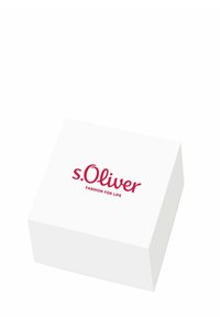 Scatola quadrata bianca con il nome del marchio "s.Oliver" in testo rosso, con lo slogan "FASHION FOR LIFE" sottostante. Design semplice e pulito.