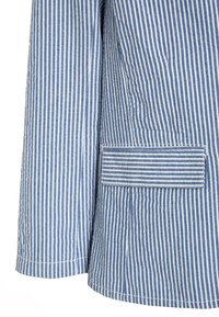 Szczegół jasnoniebieskiej i białej kurtki w paski, z naszywaną kieszenią, prostymi rękawami oraz kontrastowym przeszyciem. Tekstura przypominająca bawełnę.