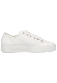 Sneaker en cuir blanc avec un bout arrondi, six œillets en métal et lacets plats. Il présente une semelle en caoutchouc blanc texturé et une surface lisse.