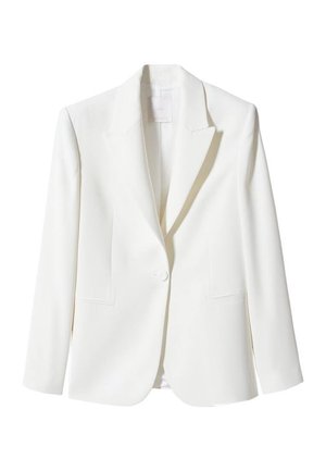 Biała marynarka na jeden guzik z klapami z wycięciem, długimi rękawami i dwoma przednimi kieszeniami, pokazana na białym tle.