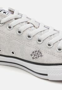 Converse CHUCK TAYLOR ALL STAR BORO STITCHING UNISEX - Zapatillas - barely grey/dark matter/white