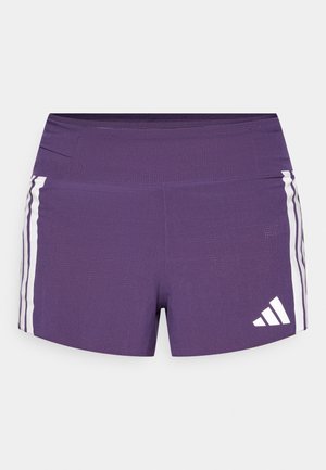 Fioletowe sportowe szorty wykonane z teksturowanej tkaniny, z białymi paskami po bokach i logo Adidas na dolnej prawej nodze.