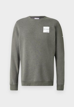 Sweatshirt vert olive en tissu doux, doté d'un col rond, de manches longues et d'un patch logo rectangulaire blanc à l'avant.