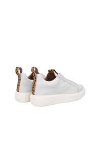 Sneakers bianchi in pelle con un'inserto in pelle di leopardo marrone a trama sul tallone, dotati di lacci beige e una suola in gomma bianca.