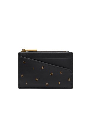 Porta carte in pelle nera con chiusura a zip dorata, lettering in rilievo e molteplici scomparti per carte con design angolato per un facile accesso.