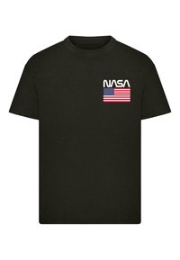 Must musta T-särk, millel on valge "NASA" tekst ja väike punase, valge ja sinise Ameerika lipu graafika vasakul rinnapiiril.