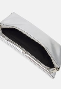 PARFOIS ENVELOPE BAG CREPE  - Clutch - silver-coloured