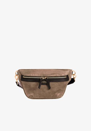 Sac banane en daim de couleur vert olive, avec une fermeture éclair dorée et des accents en cuir noir. Forme rectangulaire avec une bandoulière ajustable et un détail de logo.