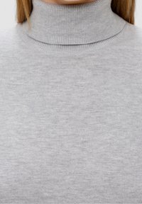 Grauer Rollkragenpullover mit glatter Textur, ausgestattet mit einem gerippten Kragen. Der Stoff hat ein dezentes, meliertes Muster.