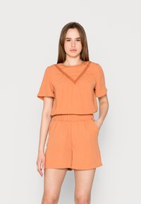 Conjunto de duas peças laranja texturizado, apresentando uma blusa de mangas curtas com decote em V e calções com elástico na cintura e bolsos.