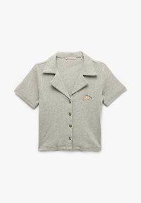 Camisa gris de manga corta en tejido suave con cuello, que presenta cinco botones marrones y un detalle de bordado de croissant.