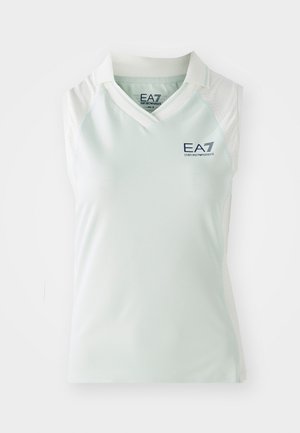 Ermeløs lys grønn polo-skjorte laget av glatt stoff. Har V-hals og mesh-sidepaneler. EA7-logoen foran i marineblå.