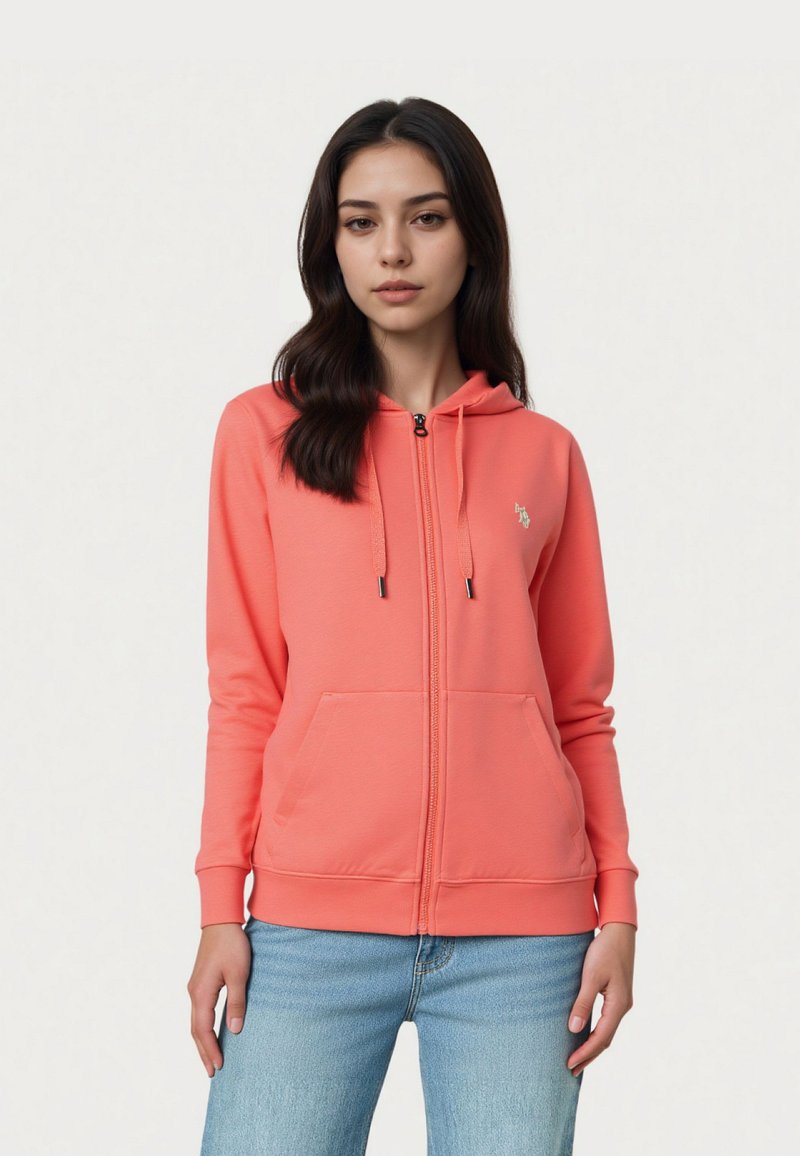 Felpa zip-up corallo realizzata in tessuto morbido, caratterizzata da una cerniera sul davanti, due tasche e un cappuccio. Dettagliata con un piccolo logo.