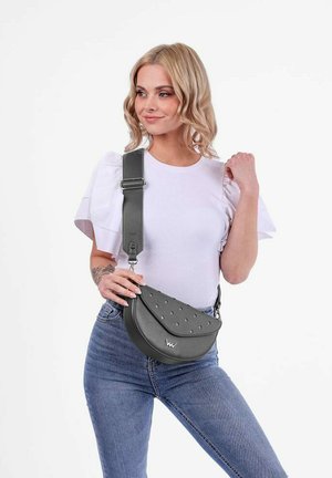 Šedá kožená crossbody taška s zakřiveným tvarem, textured s puntíky a nastavitelným popruhem, se zvýrazněním loga na přední straně.