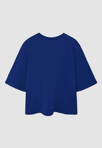 Krótki rękaw, okrągły dekolt, T-shirt w jednolitym granatowym kolorze. Charakteryzuje się luźnym krojem i miękkim materiałem bawełnianym. Brak widocznych wzorów lub akcentów.