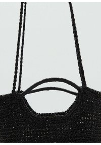 Schwarze geflochtene Tasche mit geflochtenen Riemen und einem runden Griff, die eine offene Webstruktur und eine strukturierte Form aufweist.