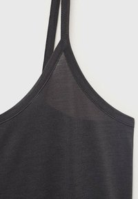Haut noir sans manches avec fines bretelles, texture de tissu lisse, et un col arrondi avec un panneau légèrement transparent.