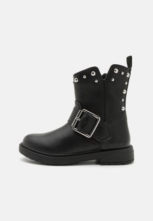 Czarne skórzane botki za kostkę z okrągłym noskiem, ozdobnymi srebrnymi nitami i bocznym zapięciem. Posiadają teksturowane wykończenie i niski obcas.