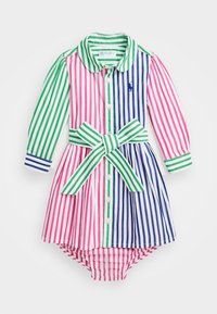 Pruhované šaty v růžové, zelené a modr�é barvě s dlouhými rukávy, zapínáním na knoflíky a sladěným páskem s mašlí v pase. Bavlněná látka s límečkem.