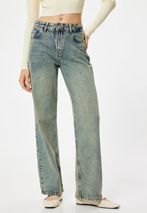 Jeans de mezclilla de lavado claro con un corte relajado, cintura alta y dobladillo ligeramente deshilachado. Presentan un estilo de cinco bolsillos y un sutil desvanecimiento.
