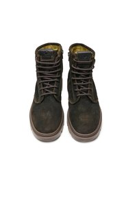 Botas de tobillo de cuero marrón con una superficie texturizada, puntera redonda, sistema de cordones y interior acolchado. Suelas de goma para agarre y durabilidad.